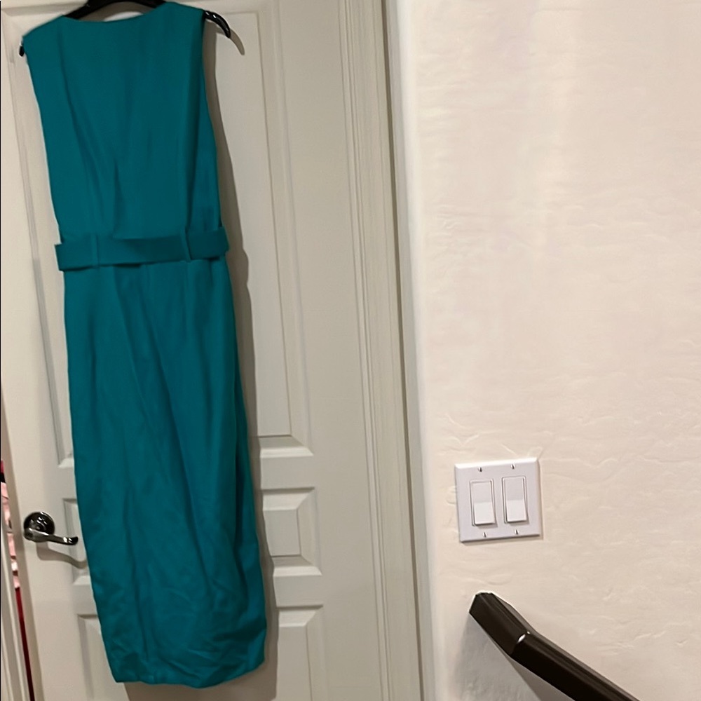 Green V-Neck Sleeveless Buttoned Midi Dress - Picture 6 of 7